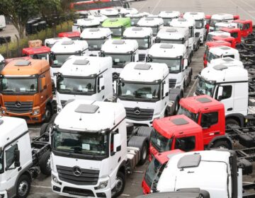 Após anúncio de demissões, trabalhadores da Mercedes-Benz fazem greve