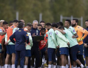 Com equipe completa, Tite comanda treino em Le Havre