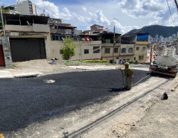 PJF segue com manutenção no pavimento da rua Cesário Alvim