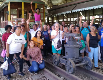 Idosos participam de visita guiada aos bondes do Parque da Lajinha