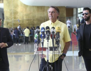 Bolsonaro recebe apoio de ex-senadores e cantores sertanejos