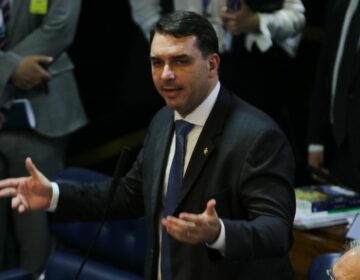 Flávio Bolsonaro agradece pelos votos dados ao pai nas eleições