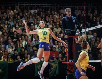 Brasil vira contra Japão e pega Itália na semi do Mundial de Vôlei