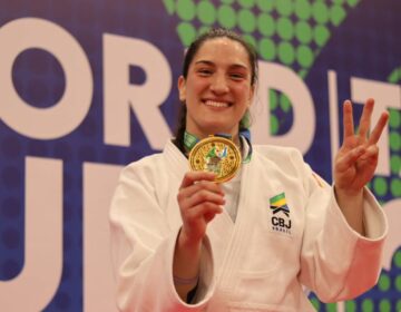 Mayra Aguiar faz história ao conquistar tricampeonato mundial de judô