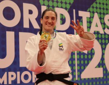 Mayra Aguiar é tricampeã mundial