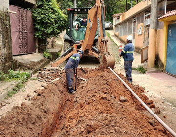 Rua Manoel Ribeiro recebe serviços de remodelação das suas redes de água e esgoto