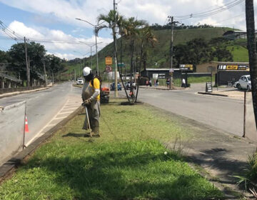 PJF segue com os trabalhos de limpeza e poda de grama nos canteiros centrais da cidade