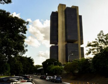 Juros médios cobrados pelos bancos chega a 42,2% ao ano em outubro