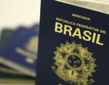 Secretário promete liberar verba para retomar emissão de passaportes