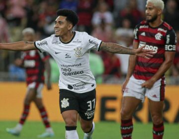 Corinthians derrota Flamengo no Maracanã e se garante na Libertadores