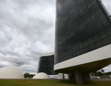 Moraes desbloqueia recursos do PP e Republicanos em ação sobre urnas