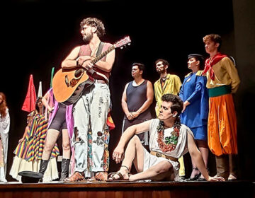 Alunos da E.M. Manuel Bandeira assistem peça teatral “S.O.S Brasil”