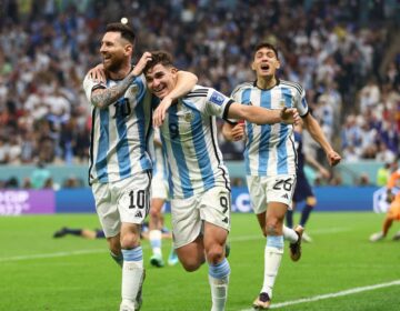 Com brilho de Messi e Álvarez, Argentina chega à final da Copa