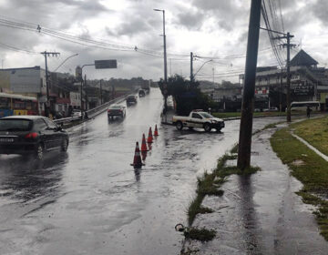 Acesso Norte é interditado devido ao transbordamento do Rio Paraibuna no bairro Industrial