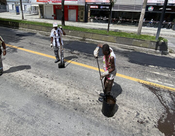 Em final de semana de sol, PJF atende seis bairros com a operação tapa-buracos