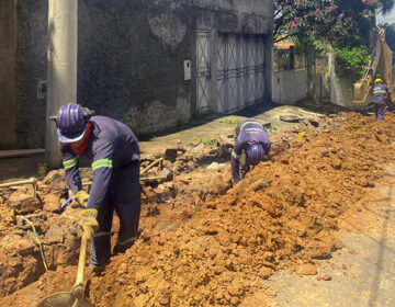 Remodelação de rede de esgoto no Bairro São Pedro já está em etapa final de execução