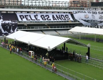 Corpo do Rei Pelé começa a ser velado na Vila Belmiro