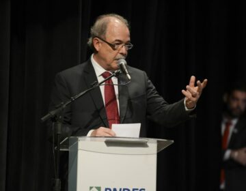 Mercadante toma posse no BNDES e faz discurso em defesa da democracia