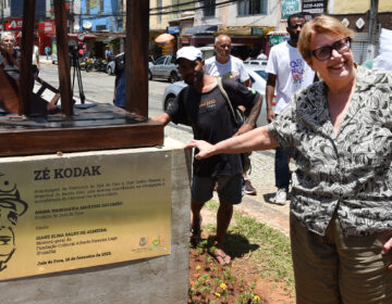 Prefeita homenageia Zé Kodak com estátua inaugurada no Largo do Riachuelo