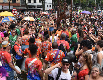 Banda Daki atrai multidão para o Largo do Riachuelo