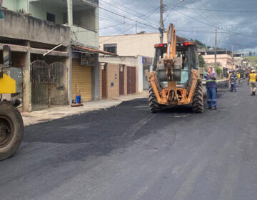 PJF dá sequência à recapeamento na Rua Maria da Conceição Marinho, no bairro Santa Cruz