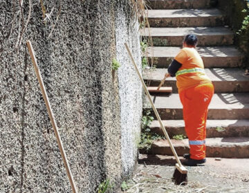 Demlurb realiza mutirão de limpeza em escadões durante o período de carnaval