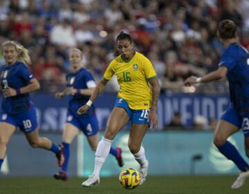 Seleção feminina joga bem, mas perde de 2 a 1 para os Estados Unidos