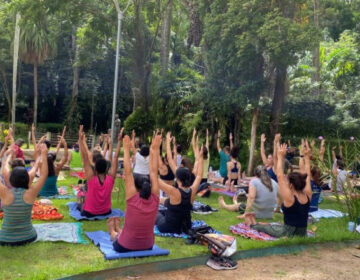 Projeto “Yoga no Museu” reúne dezenas de pessoas no parque do Museu Mariano Procópio