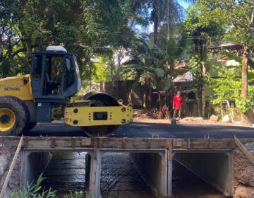 Prefeitura realiza pavimentação de ponte no distrito de Monte Verde nesta quarta, 15