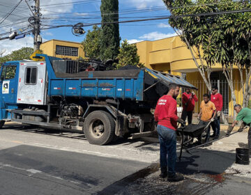 PJF atende 15 bairros com operação tapa-buracos durante o feriado de Tiradentes