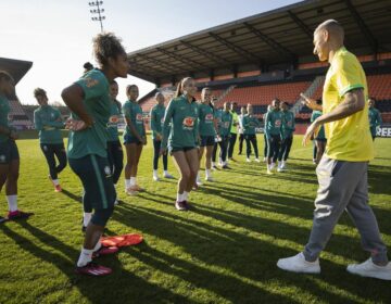 Com time completo, seleção feminina treina com apoio de Richarlison