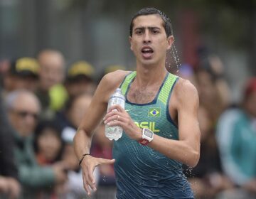 Marcha atlética: Caio Bonfim é ouro e faz índice olímpico para Paris