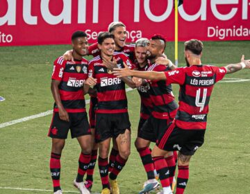 Flamengo espanta má fase e vence Coritiba na estreia do Brasileirão