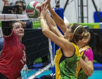 Campeão mundial, vôlei sentado feminino faz intercâmbio visando Paris