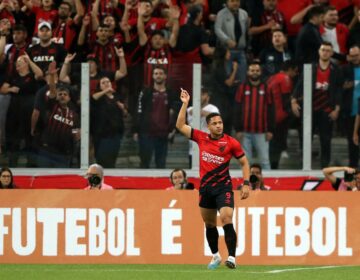 Libertadores: Athletico-PR bate Galo por 2 a 1 em clássico brasileiro