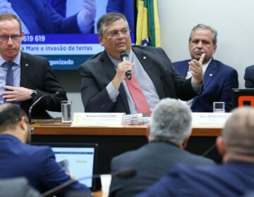 Audiência da Câmara com Dino é encerrada após confusão entre deputados