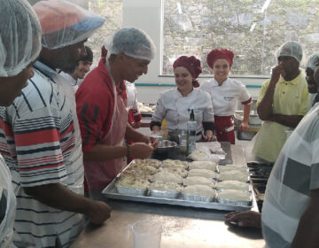 Parceria entre PJF e curso de gastronomia oferece oficina de panificação para população em situação de rua