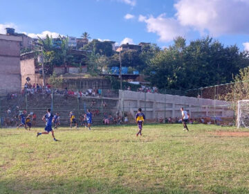 Prefeitura inaugura revitalização do campo de futebol society na Vila Olavo Costa