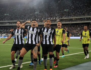 Com dois de Tiquinho, Botafogo vence e reassume a ponta do Brasileiro