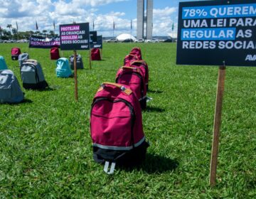 Ato no gramado do Congresso lembra vítimas de ataques em escolas