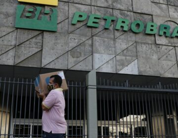 Petrobras reduz preço da gasolina em 4,66% para distribuidoras