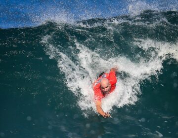 Surfe de peito, o esporte que faz do corpo uma prancha