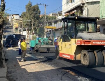 Prefeitura dá sequência à pavimentação na rua Jatobá, bairro Amazônia