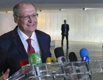 “Só faltam os escandalosos juros caírem”, defende Alckmin