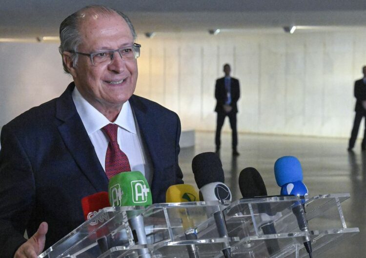 “Só faltam os escandalosos juros caírem”, defende Alckmin