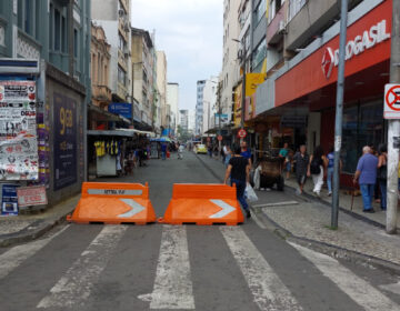 Trânsito de veículos na Rua Batista de Oliveira, entre as ruas Marechal Deodoro e São João, é interditado para instalação de comércio popular