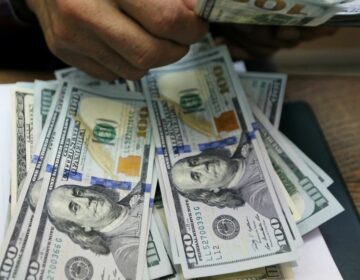 Dólar cai para R$ 5,01 com alívio nos Estados Unidos