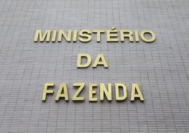 Fazenda reduz previsão oficial de crescimento do PIB para 3%