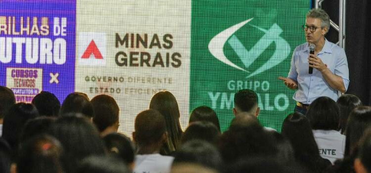 Governo de Minas acompanha desempenho do Trilhas de Futuro em escola do Serro