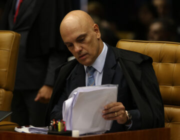 Moraes dá 15 dias para PGR opinar sobre indiciamento de Bolsonaro